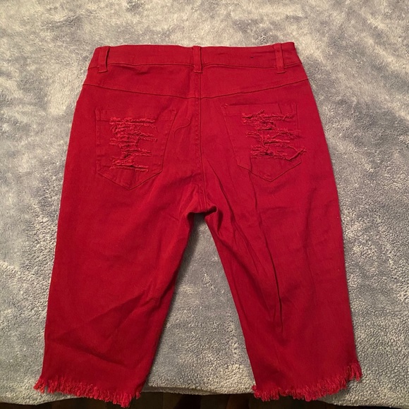 Mid Rise Distressed Capri - Picture 4 of 4